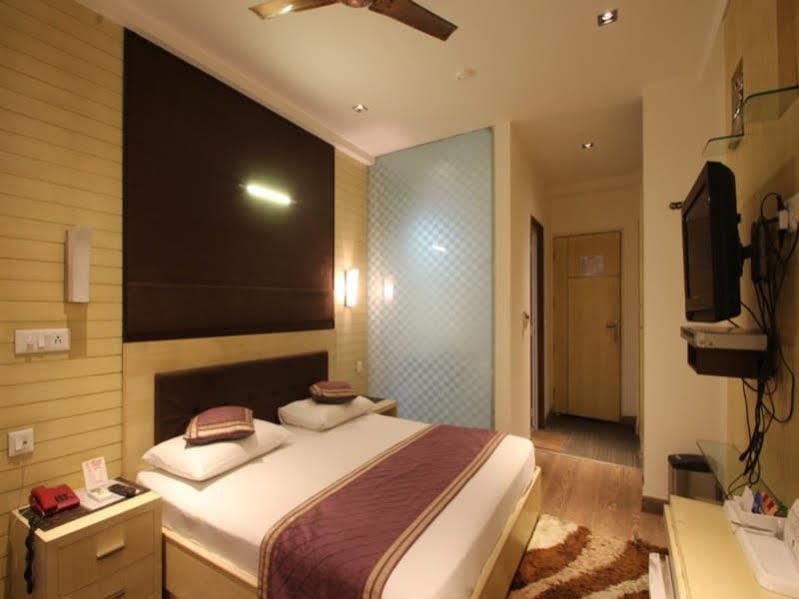 דלהי Hotel Arpit Palace מראה חיצוני תמונה